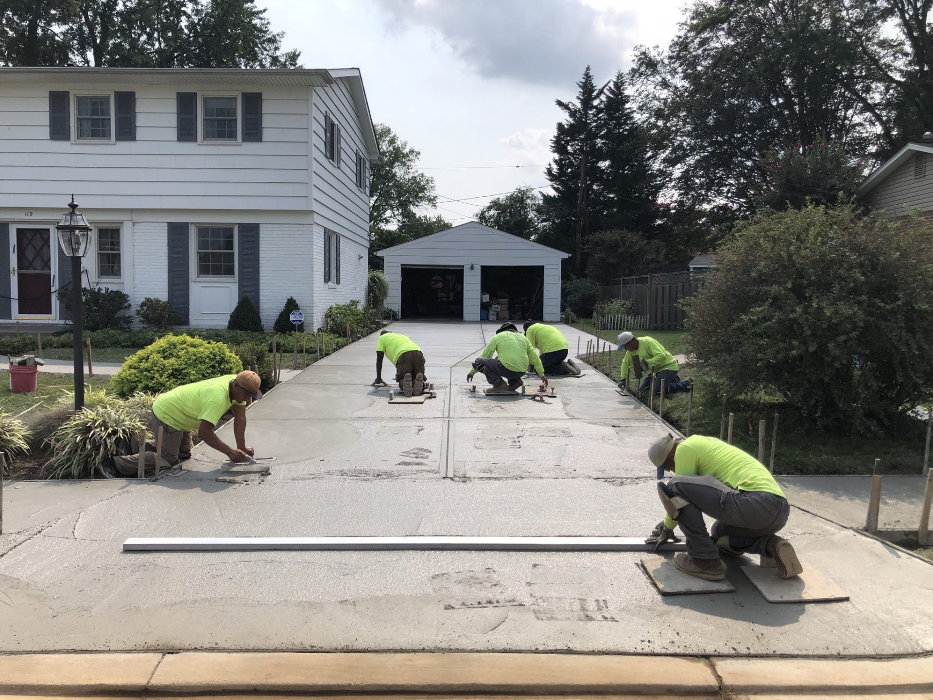 How Professional Driveway Contractors Plan a Long-Lasting Concrete Driveway